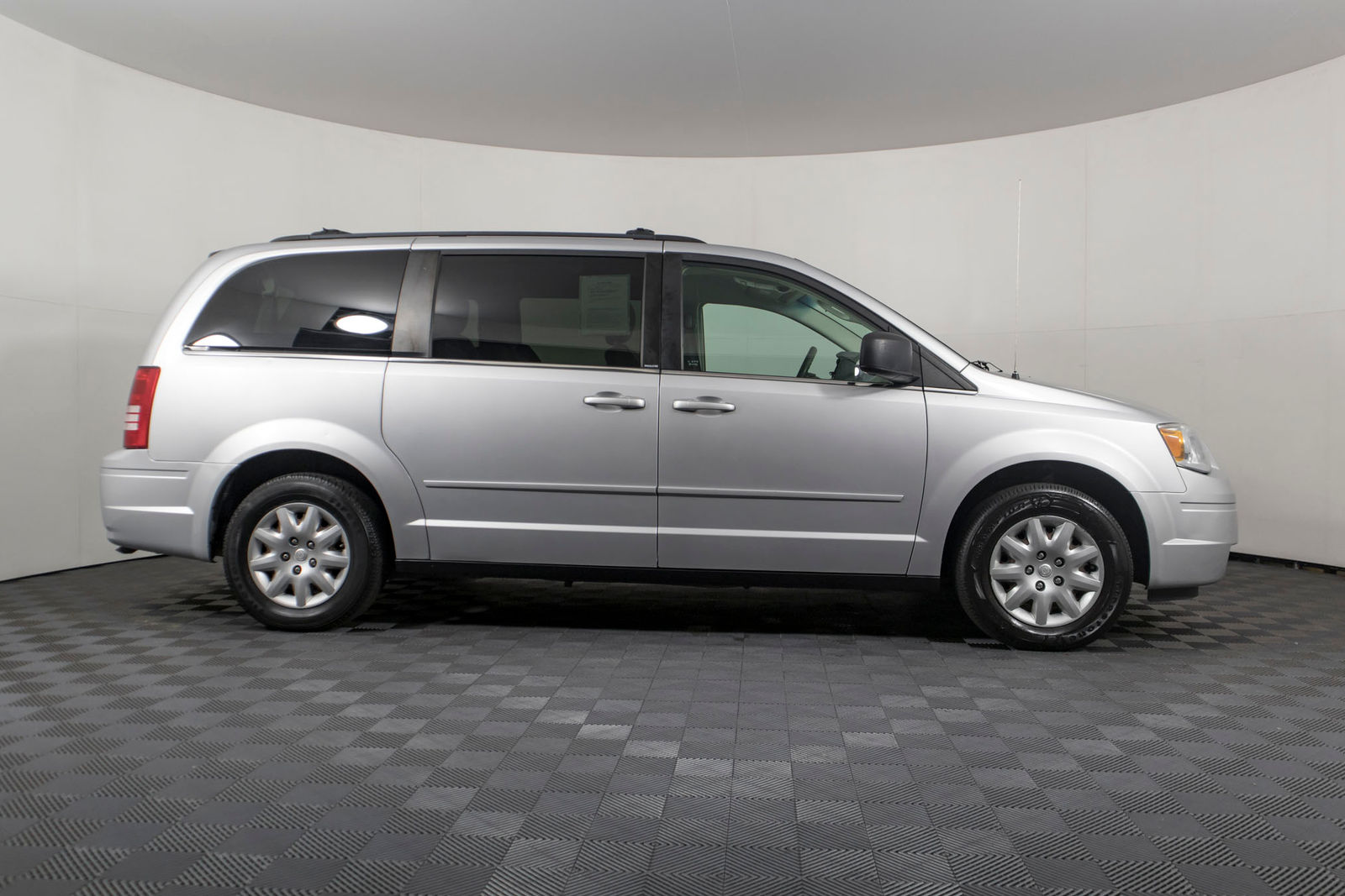 Chrysler Town And Country LX 2009 - Image 3