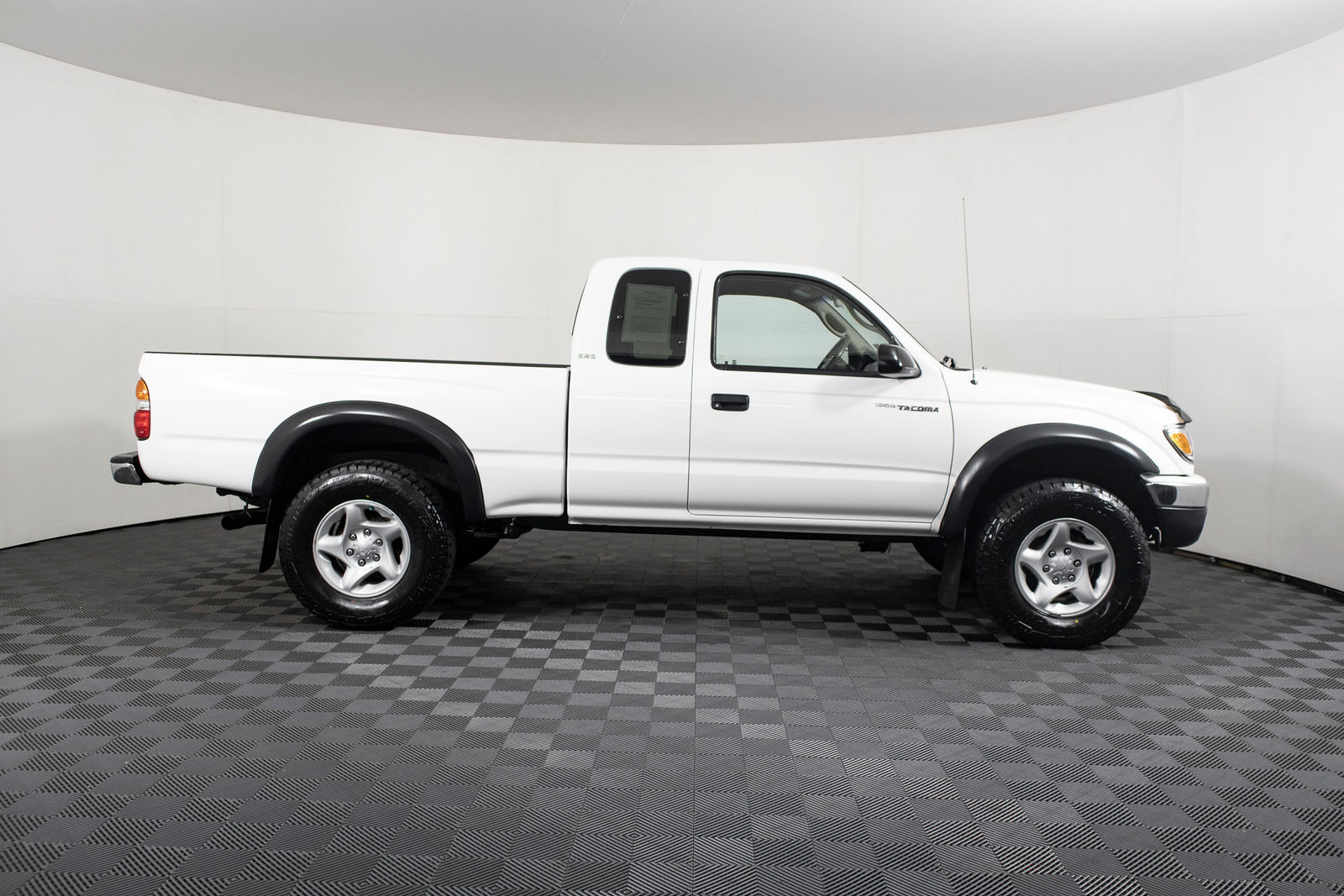 Toyota Tacoma 2002 - Image 2