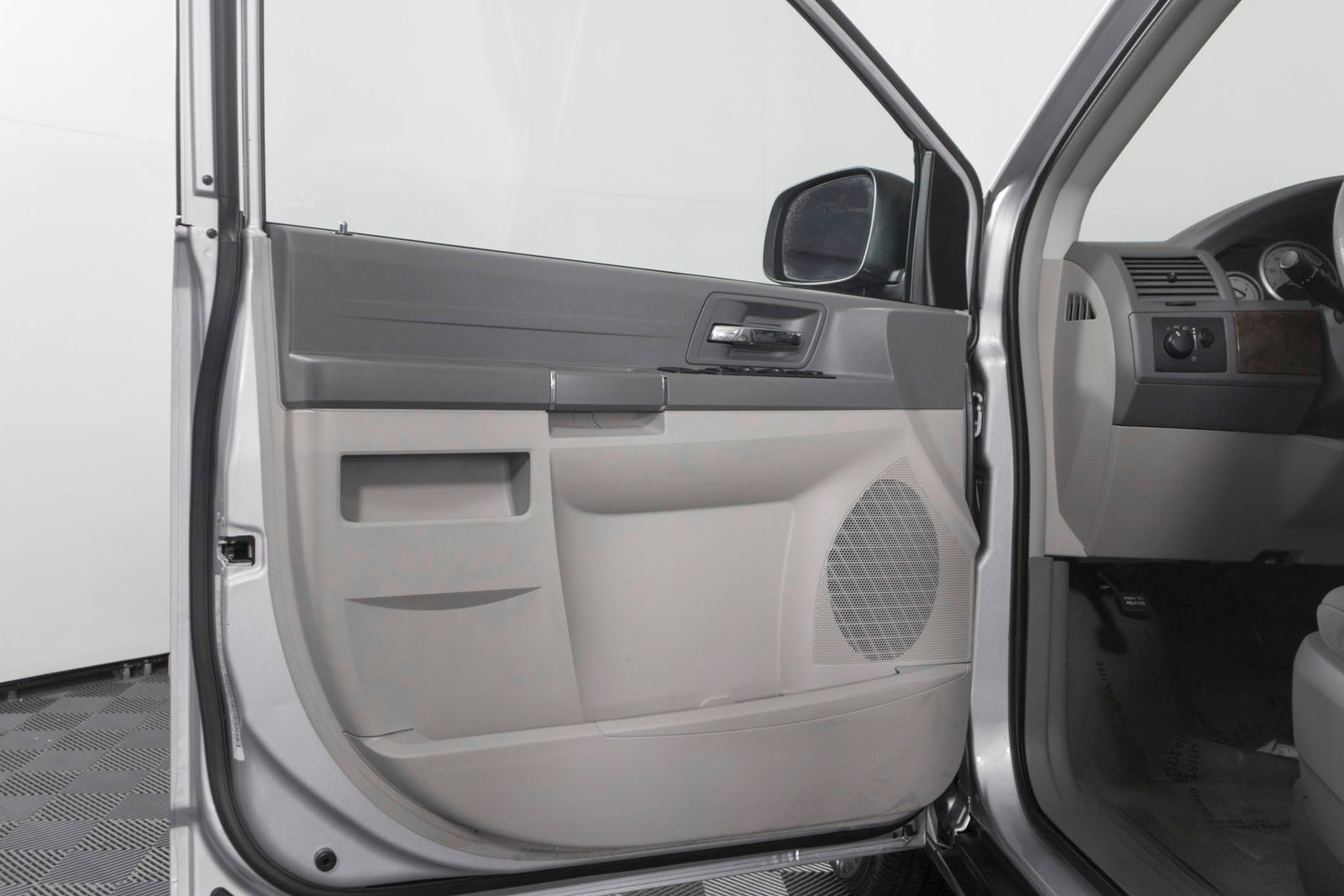 Chrysler Town And Country LX 2009 - Image 5