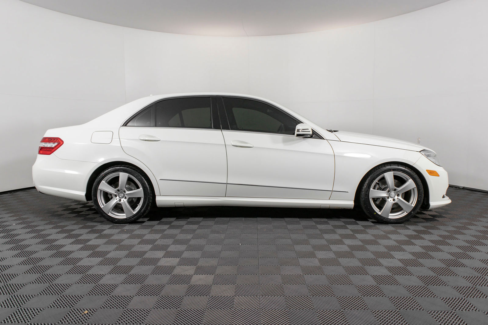 Mercedes-Benz E350 2011 - Image 15