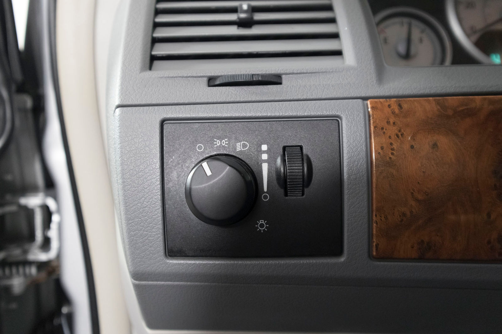 Chrysler Town And Country LX 2009 - Image 11