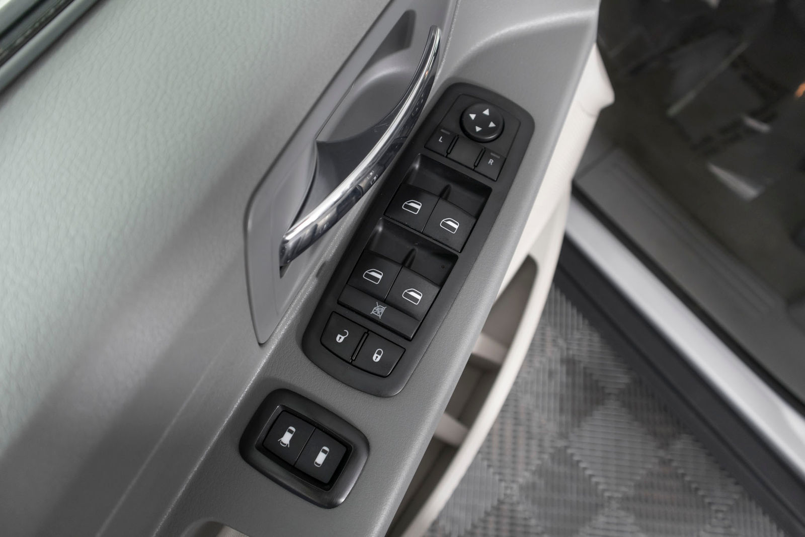 Chrysler Town And Country LX 2009 - Image 22